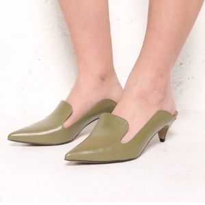 INTENTIONALLY BLANK ‘Pensive’ kitten heel size 7